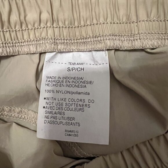 🏷️ NWT Under Armour Women's Flex Woven 3in Crinkle Shorts Light Tan Size S - Picture 3 of 7